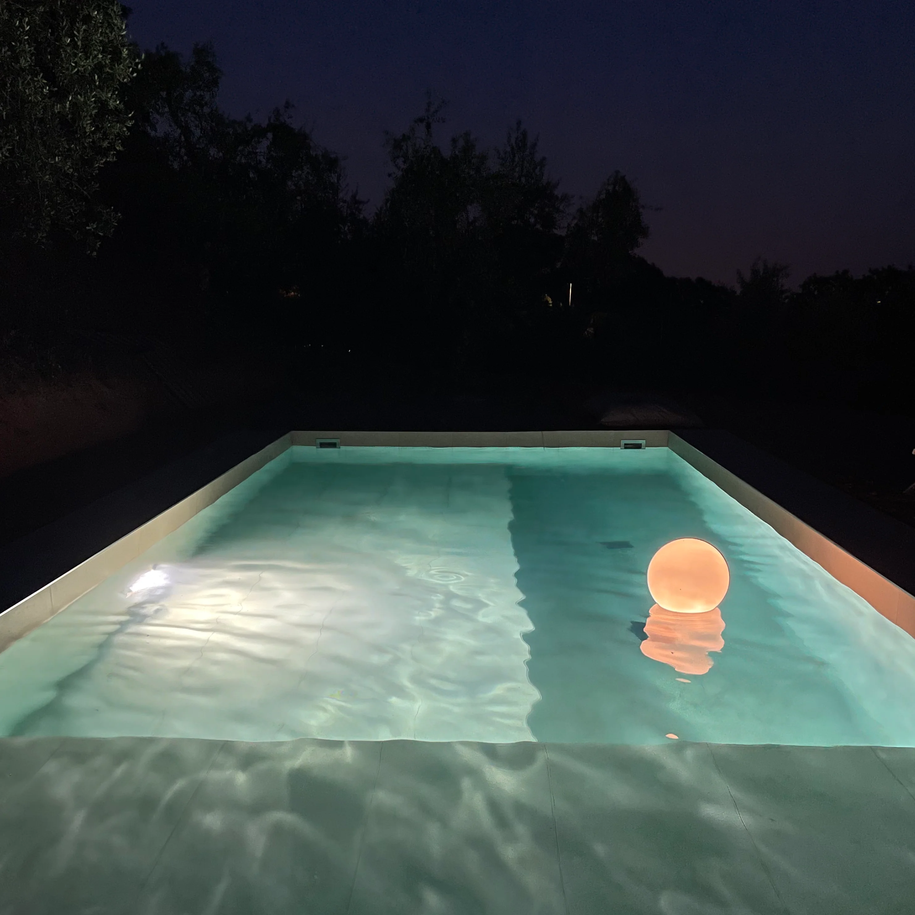 FOTO NOTTURNA DELLA PISCINA